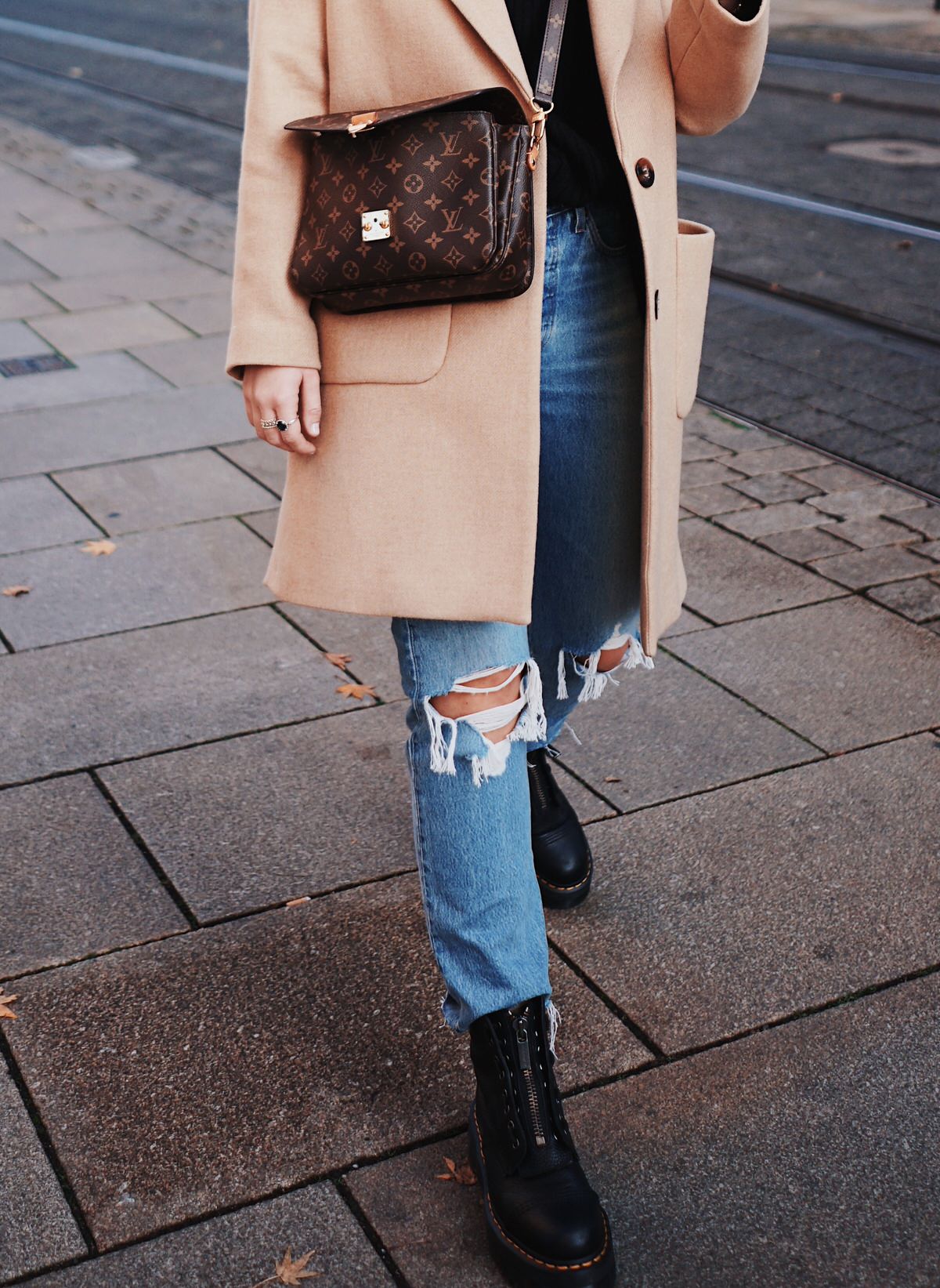 Herbst-Trend: Camel Mäntel // Levi's Jeans, Dr. Martens Boots